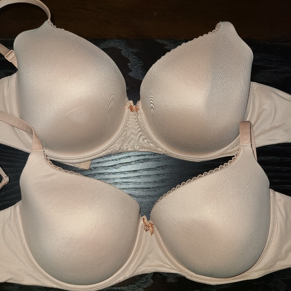2 Victoria Secret's underwire bras